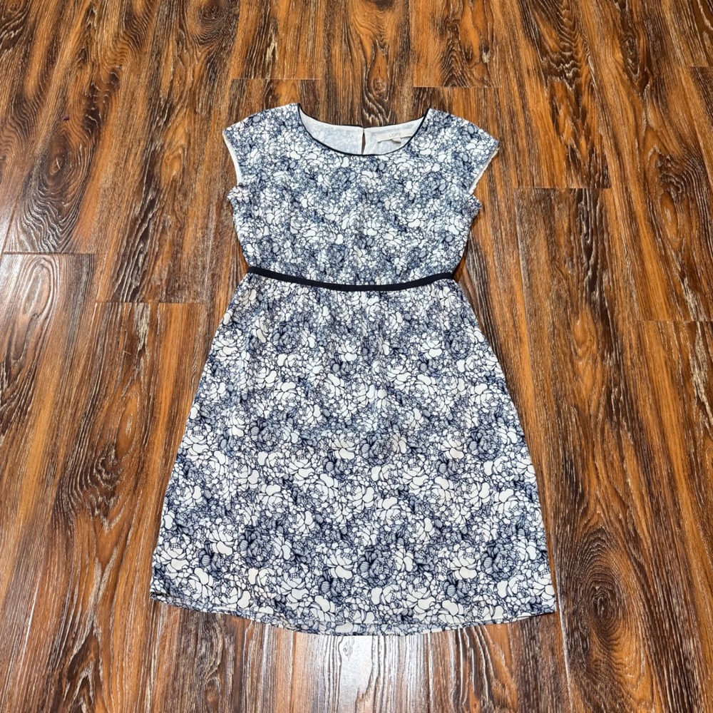 LOFT Petites Navy Blue White Floral Fit and Flare Dress Size 4P Cap Sleeve Knee